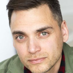 Erik Athavale - Love in Design演員 飾演Wally's Assistant