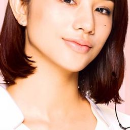 高橋瑪莉潤 飾演 Aya