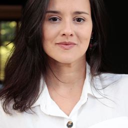 Karen Coelho 飾演 Vera jovem