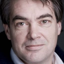 Ernst ter Linden 飾演 Father Huub