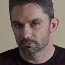 Aaron Crippen 飾演 Sniper