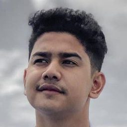 夏克爾·都萊 - 觸不到的蝴蝶演員 飾演Juna