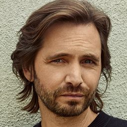 亞倫·史丹佛 飾演 Self