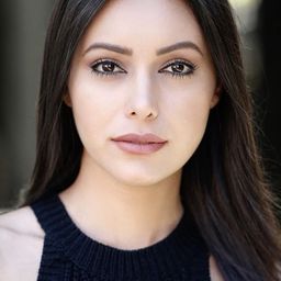 Rina Mousavi 飾演 Elly