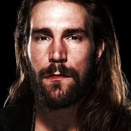 Chris Spradlin 飾演 Chris Hero