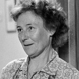 Alena Kreuzmannová 飾演 Gossipy Woman