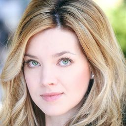 Evie Wray 飾演 Lucy (uncredited)