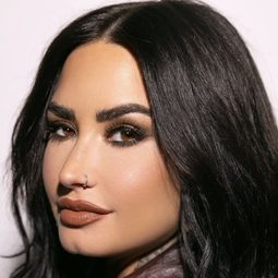 黛咪·洛瓦托 飾演 Self