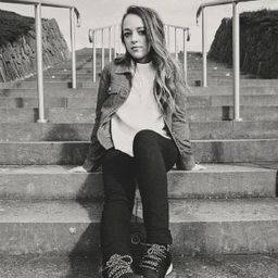 Kirstie Steele 飾演 Jennifer