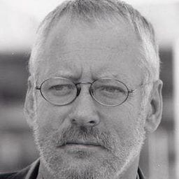 John Armstead 飾演 ispettore capo