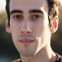 Maurizio Grassia 飾演 Luca