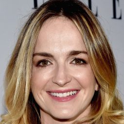 Molly McNearney - 猜猜猜誰是兇手演員 飾演Lorraine