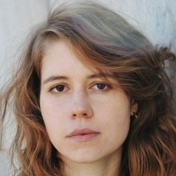 Luise Aschenbrenner 飾演 Tile