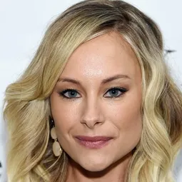 艾莉西亞·奧希 - 海邊別墅演員 飾演Julia Rudland