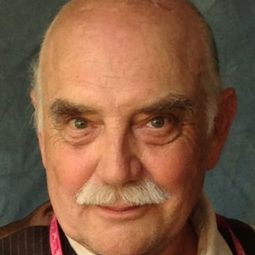 Bill Suplee 飾演 Motel Drifter