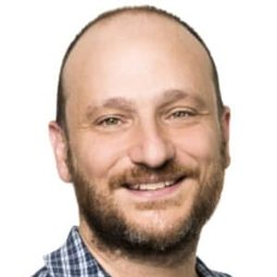 Tom Scholte 飾演 Acker