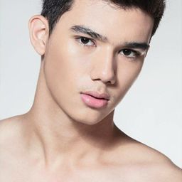 Jeff Smith 飾演 Bobi