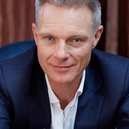 Tim Marlow 飾演 Host