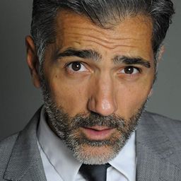 Antonio Mancino 飾演 Santini