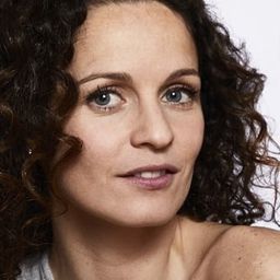 Rebecca Azan 飾演 La pharmacienne