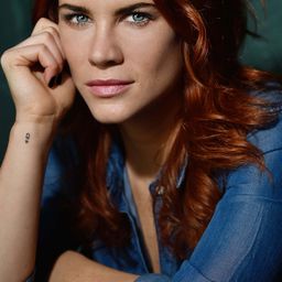 Courtney Hope 飾演 Amber