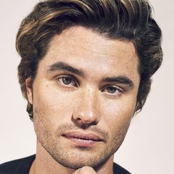 切斯·史多克斯 - 海邊別墅演員 飾演Russell Bennett