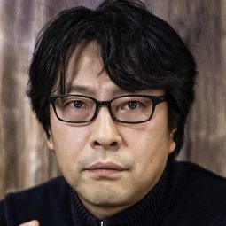 羅賢 - Fly, Penguin演員 飾演Sashimi Restaurant Owner (uncredited)