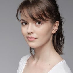 瑪雅·索帕 飾演 Sara