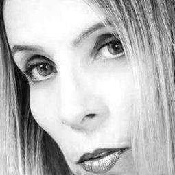 Liège Monteiro - 巴士上的夫人演員 飾演Clarice