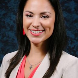 Jennifer Herrera 飾演 Luna