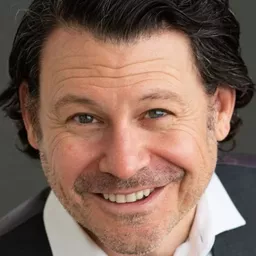 Blayne Weaver 飾演 Mickey Mears