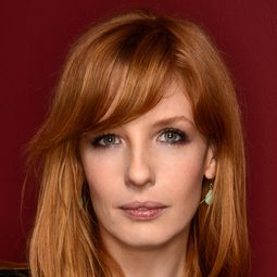 嘉麗拉莉 飾演 Sarah