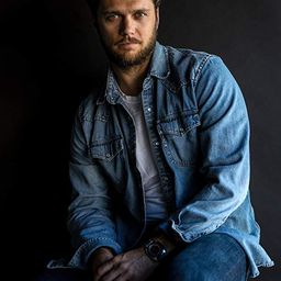 Lane Compton 飾演 Bar Stud