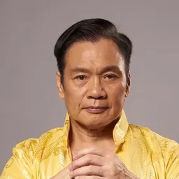 羅莽 飾演 Master Law