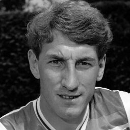 Terry Butcher - 博比·羅布森：超越總教頭演員 飾演Self