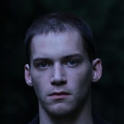 Kai-Peter Malina 飾演 Thomas