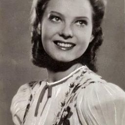 Zita Perczel 飾演 Teréz