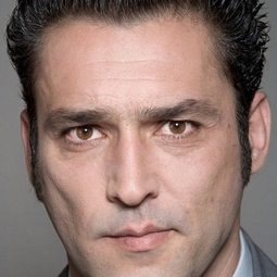 Jean-Pierre Martins 飾演 Albano