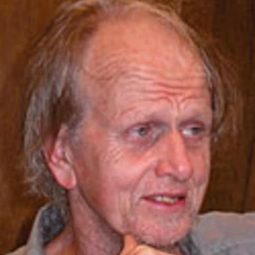 Maxon Crumb 飾演 Self