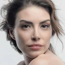 丹妮茲·貝賽爾 飾演 Öğretmen Mine