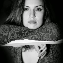 Laya Martí 飾演 Novia