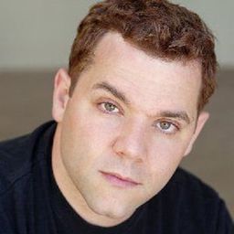 Joshua Bitton 飾演 Mike