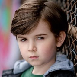 Simon Webster - 隱形之人演員 飾演Oskar