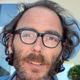 菲利普·瑞伯特 - Baby Balloon演員 飾演Mitch