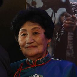 Tserendarizav Dashnyam 飾演 Schamanin