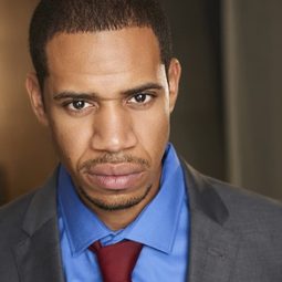 Max Lawrence - 度假好友2：加勒比之亂演員 飾演Blackjack Dealer