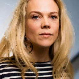 安妮妲爾托普 飾演 Shop Assistant