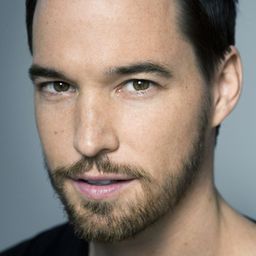 John Lyke 飾演 Bro