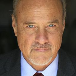 Elliott Grey - 神探零零甩演員 飾演Billionaire #3