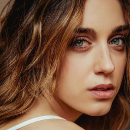 茱莉亞·司奇亞沃 飾演 Mara